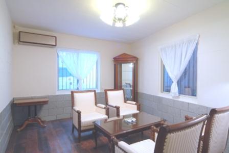 ARKWI<br />” border=”0″ width=”250″ height=”150″ /></p>
<p>室内も石づくりで　アイランドキッチンや洗面カウンター　<br />浴室　トイレなど　ヨーロッパの建物のような　雰囲気のデザインで<br />自然石で作ることが出来ます</p>
<p>レトロな家具につつまれた　いやしの空間で<br />暮らしましょう</p>
<p>ブリックス建築</p>
<p>　　<a href=